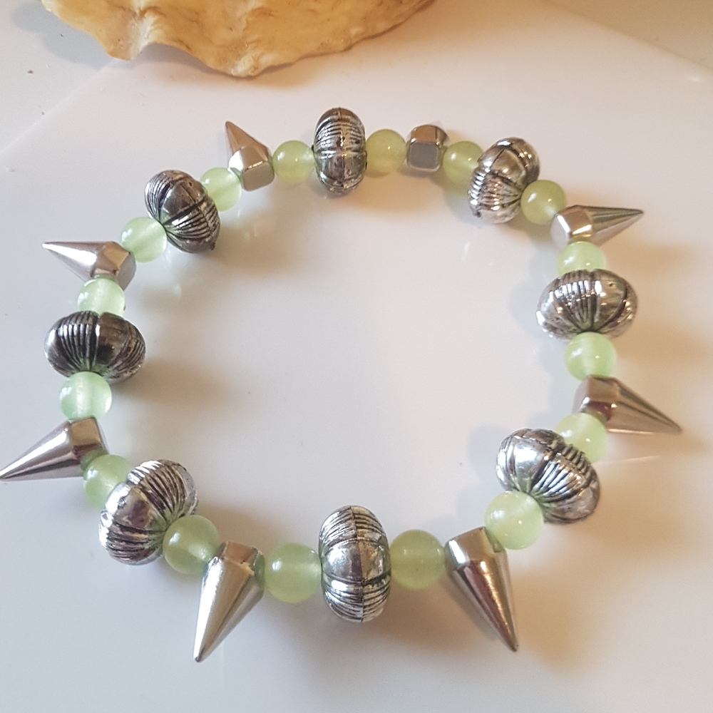 🧜🏼‍♀️ Spiked Prenite bracelet